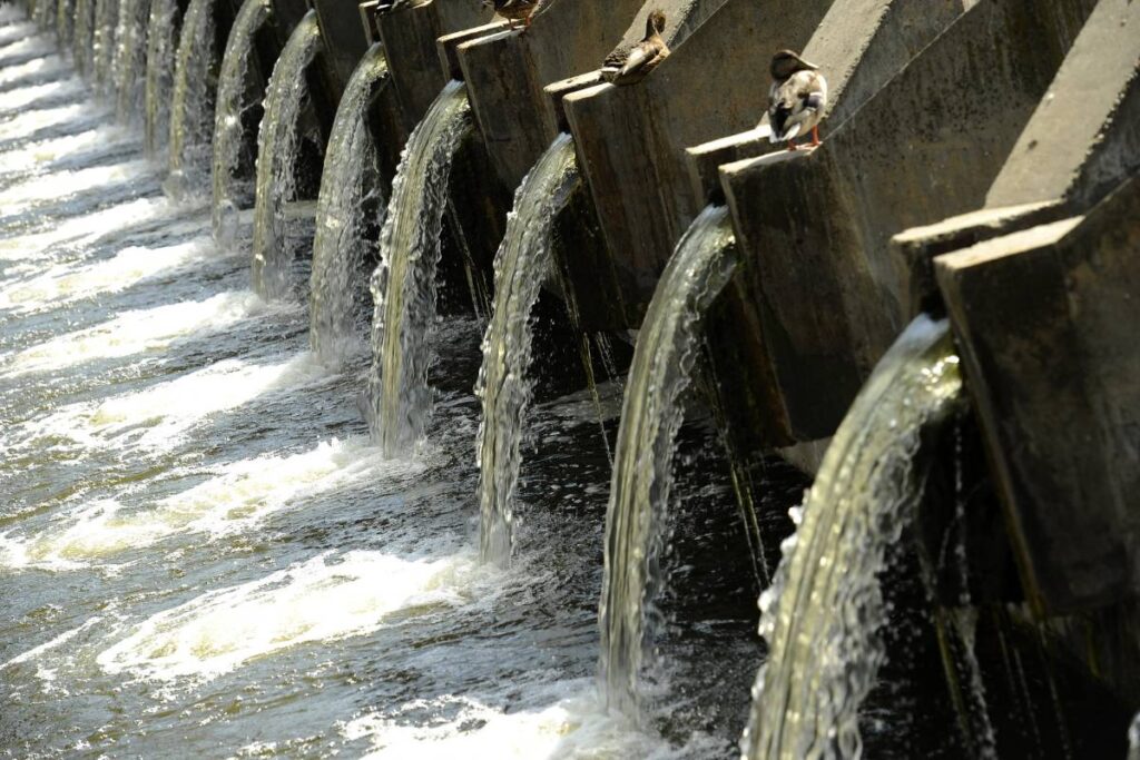Descarga de agua en una compuerta: análisis CRIT de aguas residuales