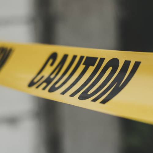 Cinta de precaución amarilla que delimita un área de riesgo