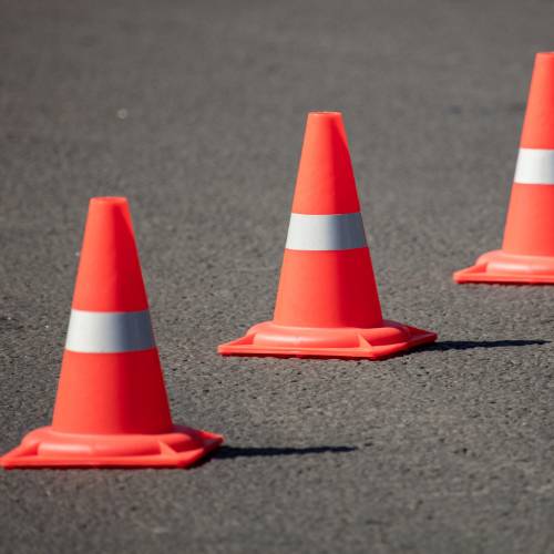 Conos de seguridad naranja para señalizar un área de riesgo