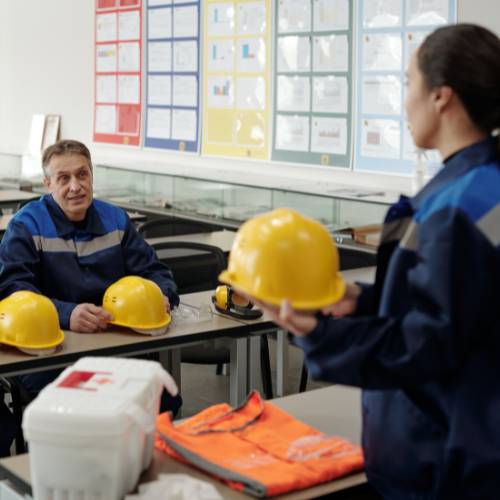 Capacitación de seguridad con cascos y equipo de primeros auxilios