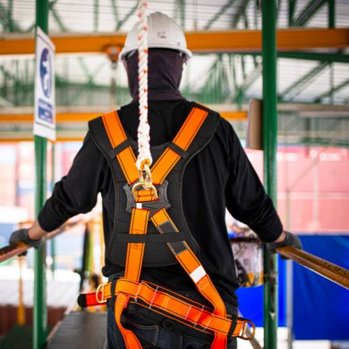 Trabajador con arnés y casco para trabajo en alturas